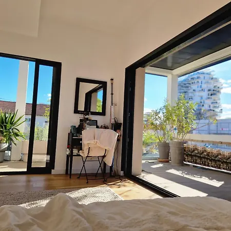 Grande Moderne Arbre Blanc Villa *